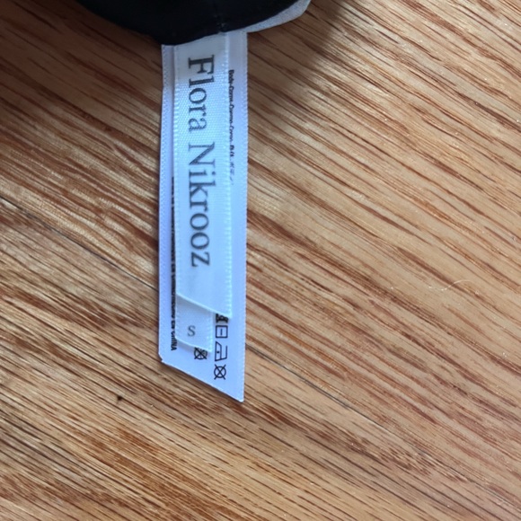 Beautiful floral Flora Nikrooz robe with lace details - Picture 3 of 3